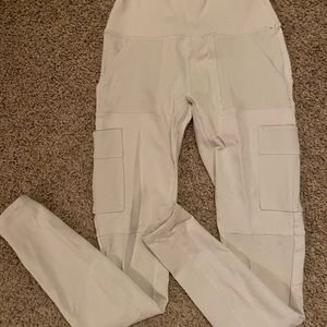 Alo high-waist cargo legging in color bone